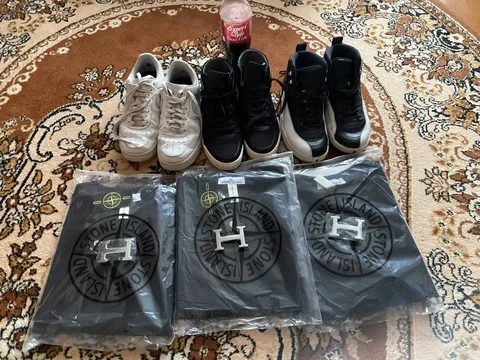 Продажа кроссовок оригинальных разных размеров - Джинсы в Пермь