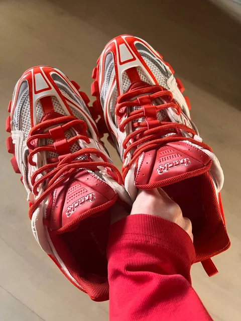 Кроссовки новые с коробкой - Комбинезоны в Пермь