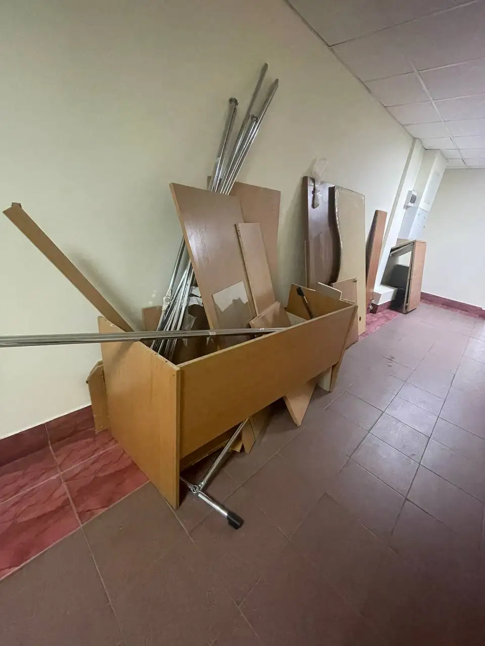 Три угловых офисных стола бесплатно - Мебель (Барахолка) в Пермь