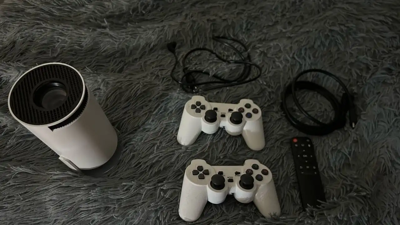 Продам проектор с фильмами и играми - Проекторы (Электроника) в Пермь