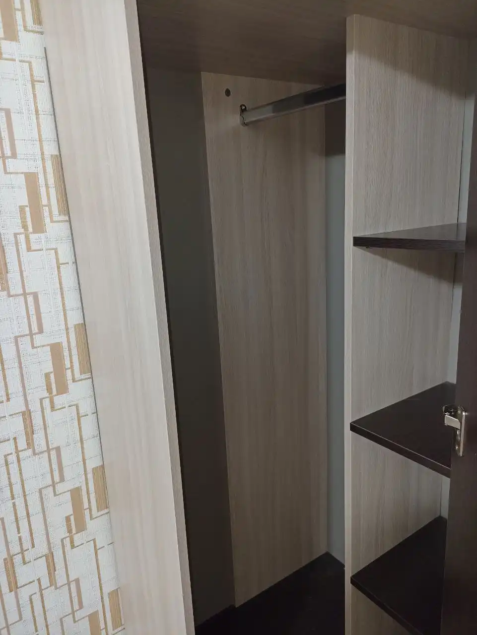 Продам угловой шкаф