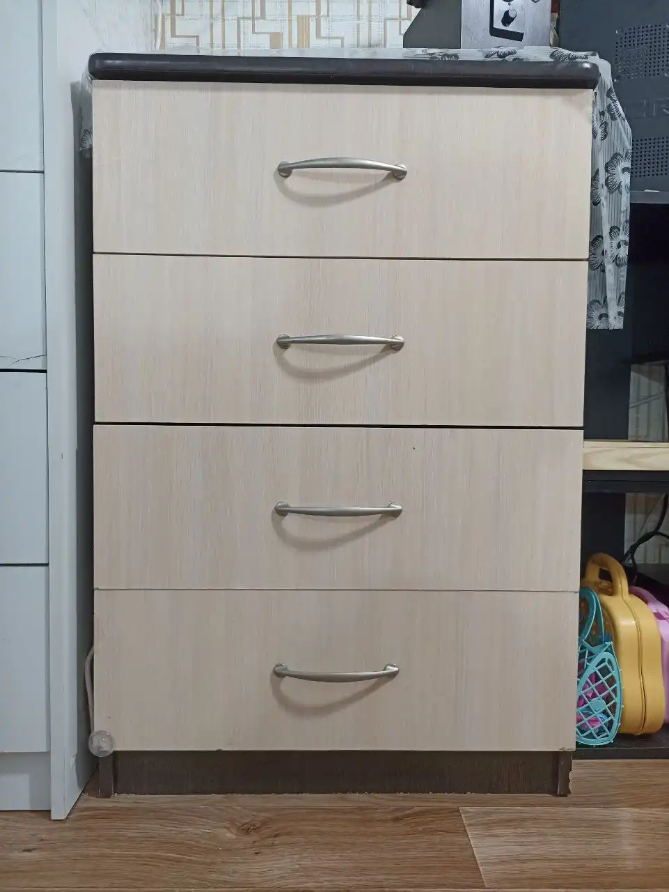 Продам угловой шкаф и комод