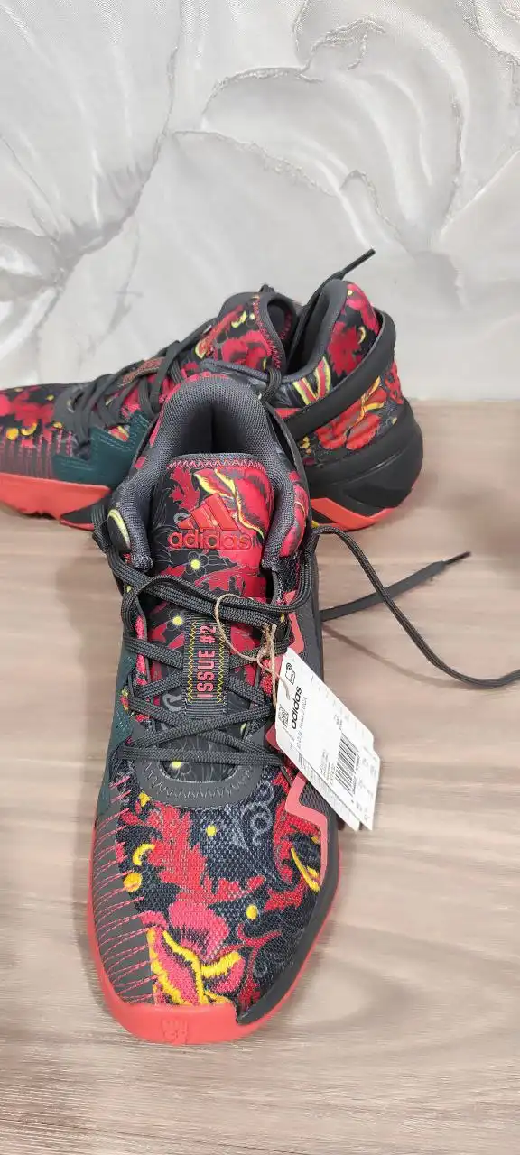 Продажа кроссовок Adidas оригинальных новых