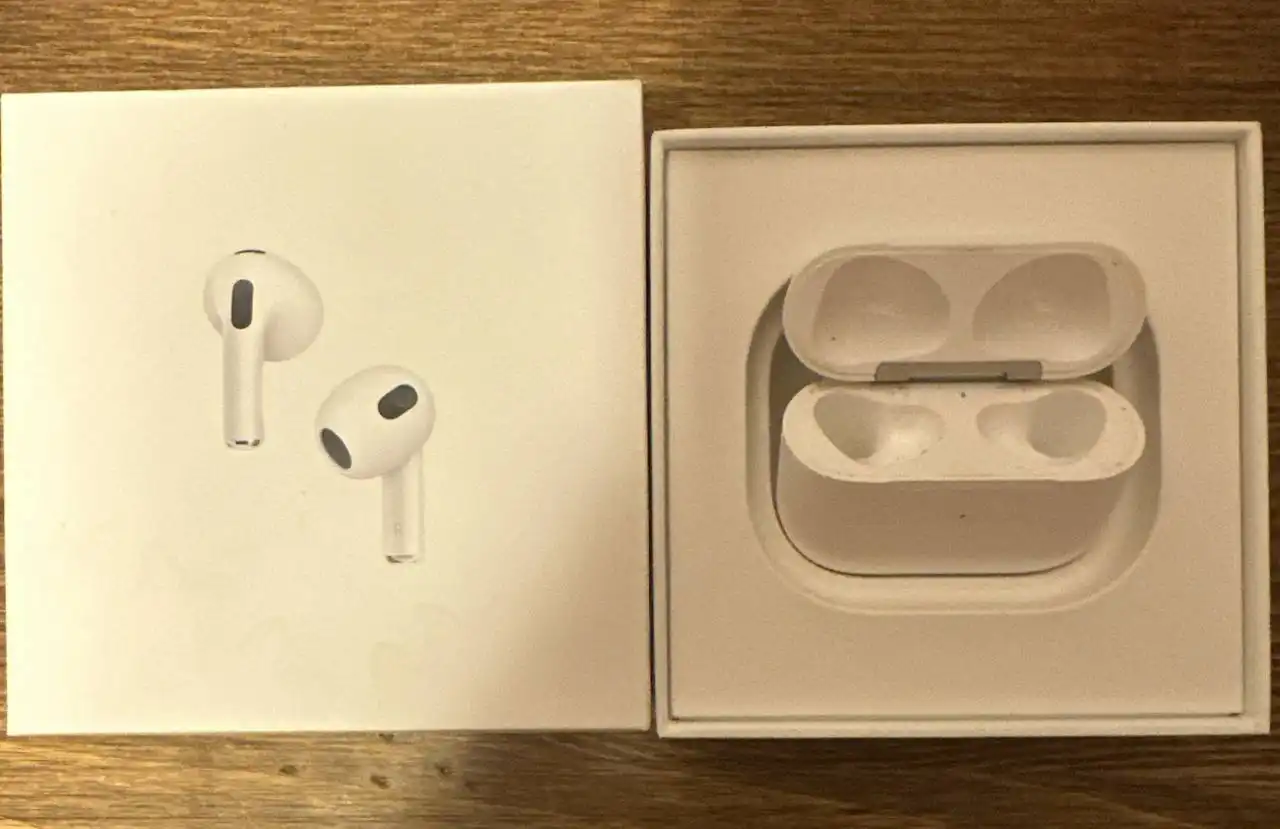 Продам оригинальный б/у кейс от AirPods 3 с коробкой