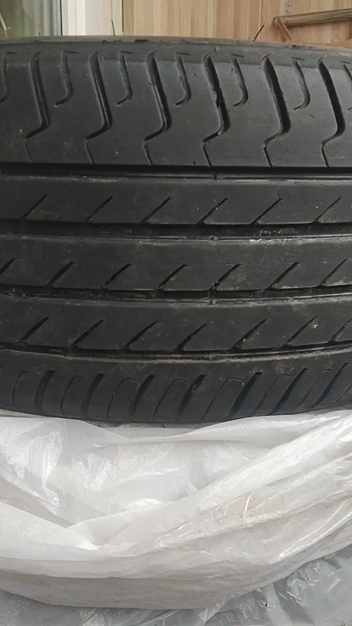 Летняя резина 215/55/16 с минимальным пробегом - Шины и диски (Запчасти) в Барнаул
