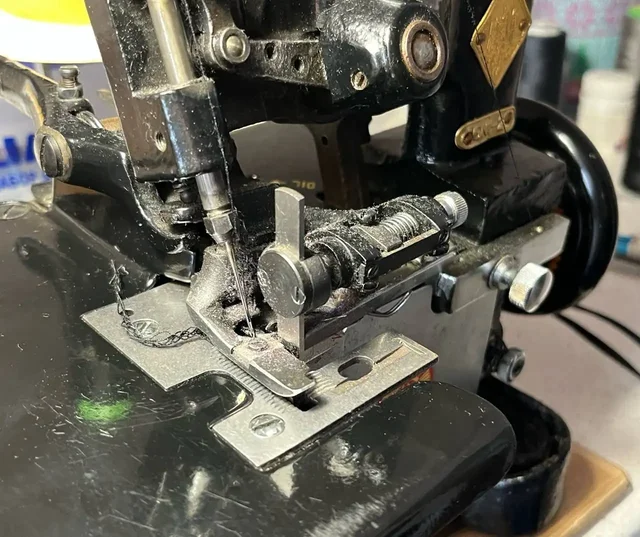 Продам оверлок трехнитка - Светильники и освещение в Барнаул