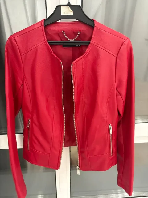 Продам кожаную куртку женскую красного цвета размер 36 - Варежки в Барнаул