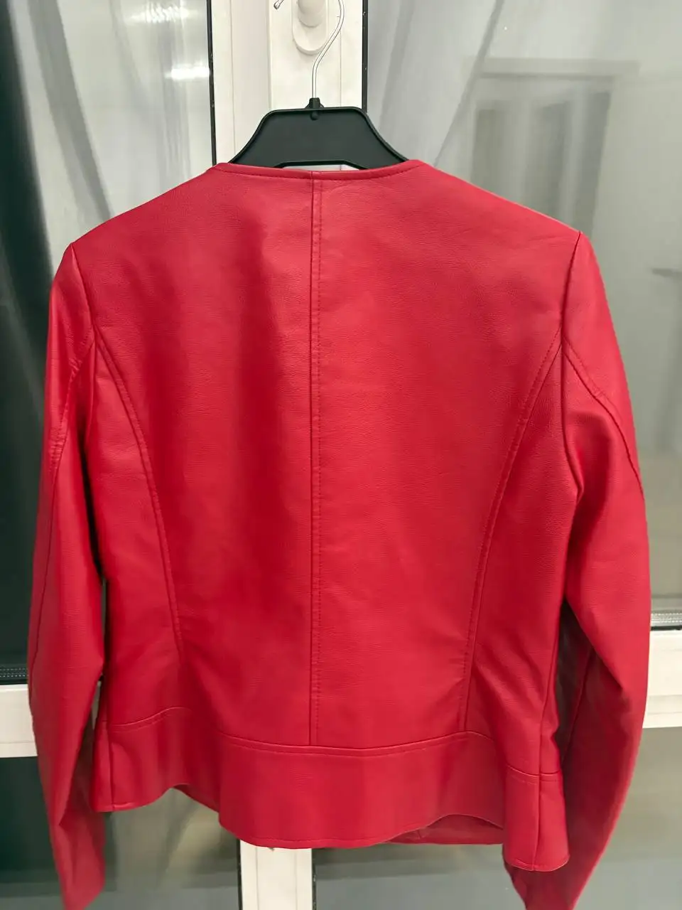 Продам кожаную куртку женскую красного цвета размер 36 - Верхняя одежда (Одежда) в Барнаул