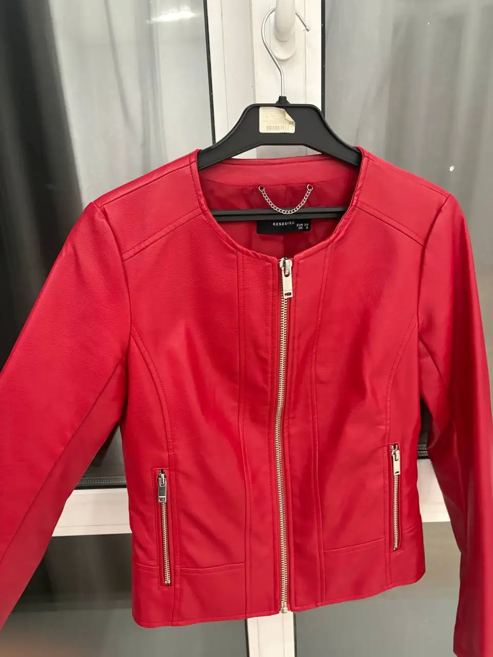 Женская кожаная куртка красного цвета размер 36 - Верхняя одежда (Одежда) в Барнаул