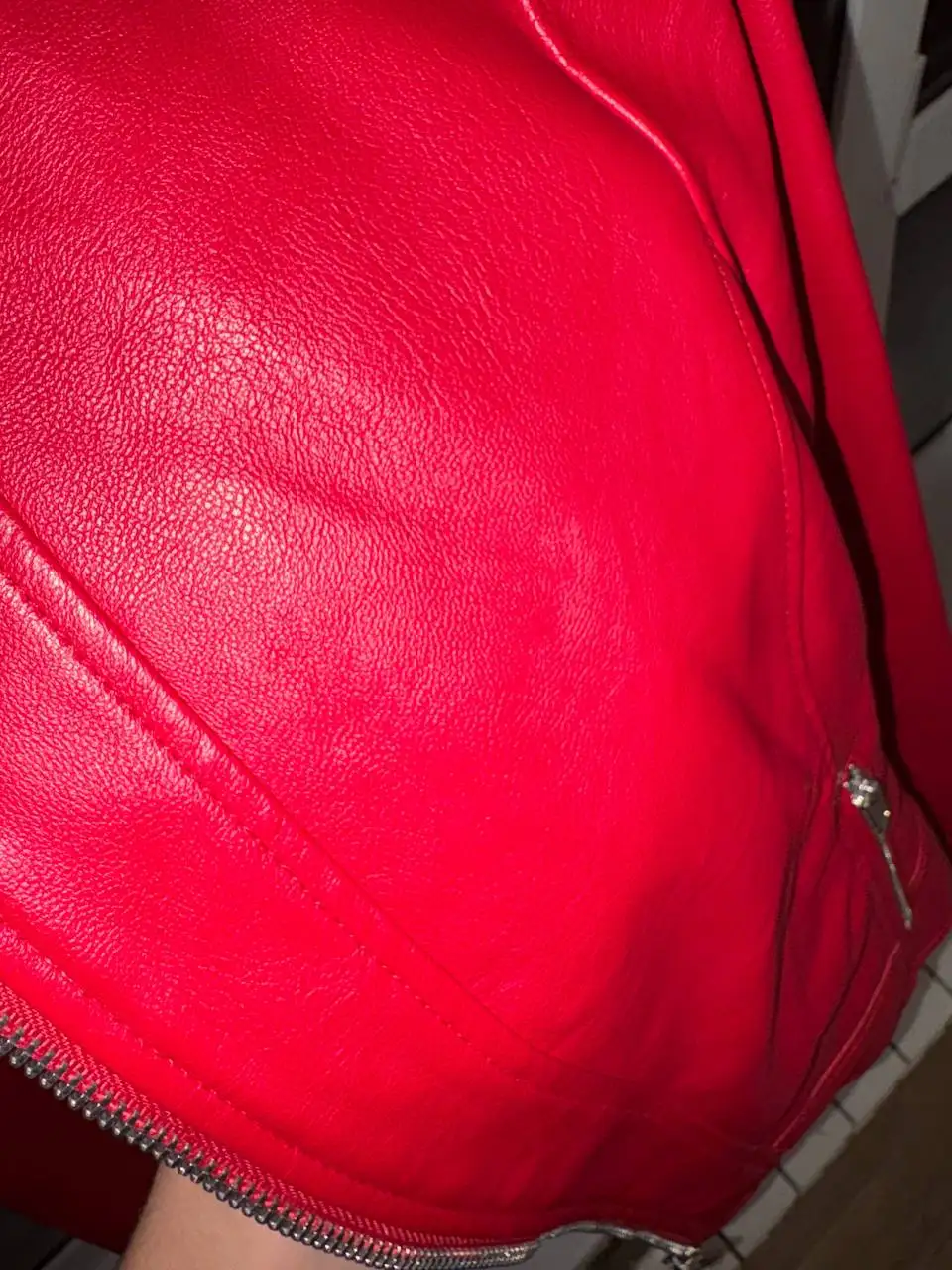 Женская кожаная куртка красного цвета размер 36 - Верхняя одежда (Одежда) в Барнаул