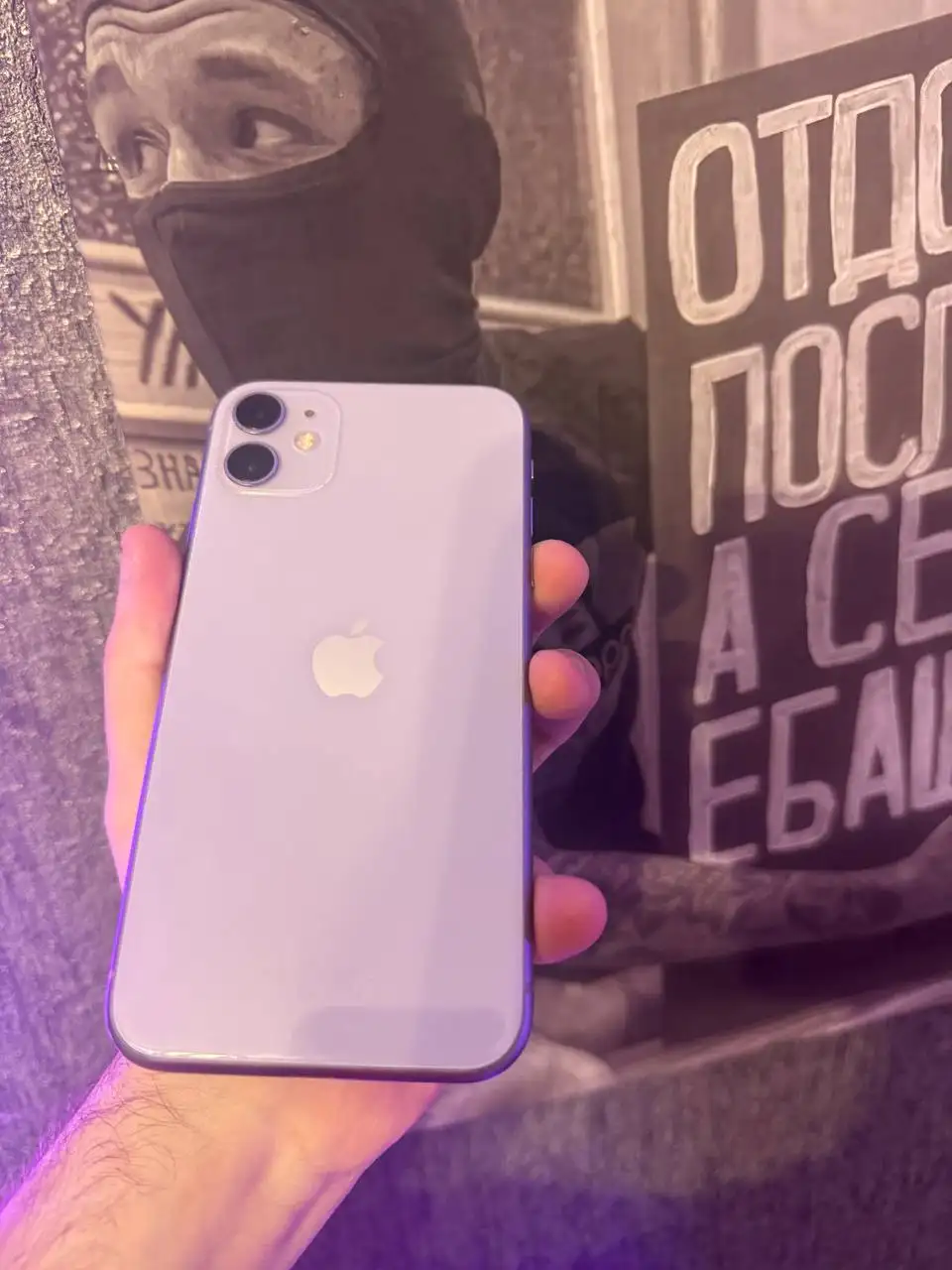 Продам iPhone 11 с мелкими царапинами на экране - Телефоны (Электроника) в Барнаул