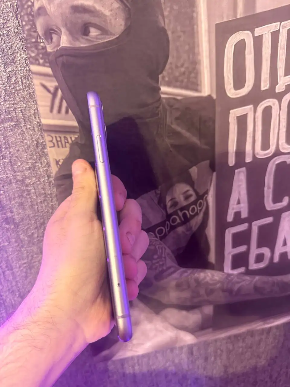 Продам iPhone 11 с мелкими царапинами на экране - Телефоны (Электроника) в Барнаул