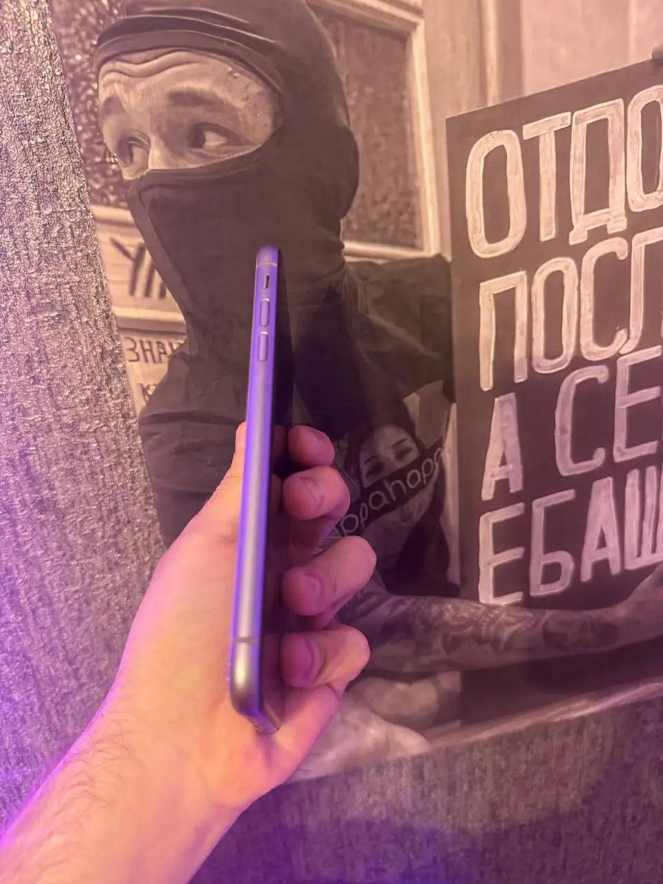 Продам iPhone 11 с мелкими царапинами на экране - Телефоны (Электроника) в Барнаул