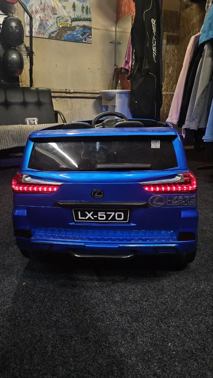 Машина на пульте управления для детей с трещиной на бампере - Игрушки (Товары для детей) в Барнаул