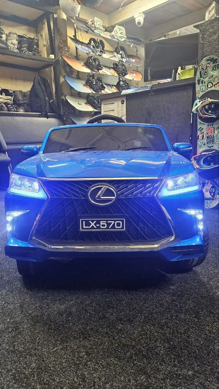 Машина на пульте управления для детей с трещиной на бампере - Игрушки (Товары для детей) в Барнаул