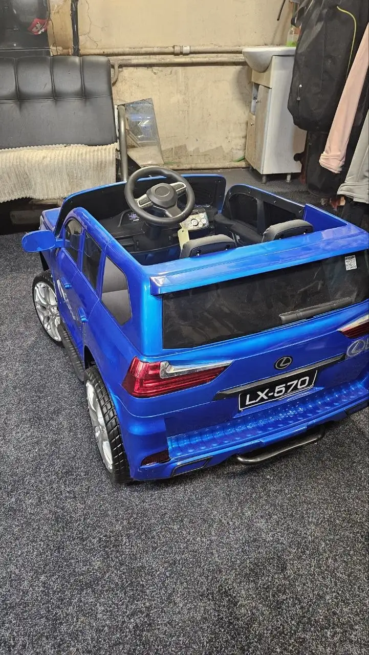 Машина на пульте управления для детей с трещиной на бампере - Игрушки (Товары для детей) в Барнаул