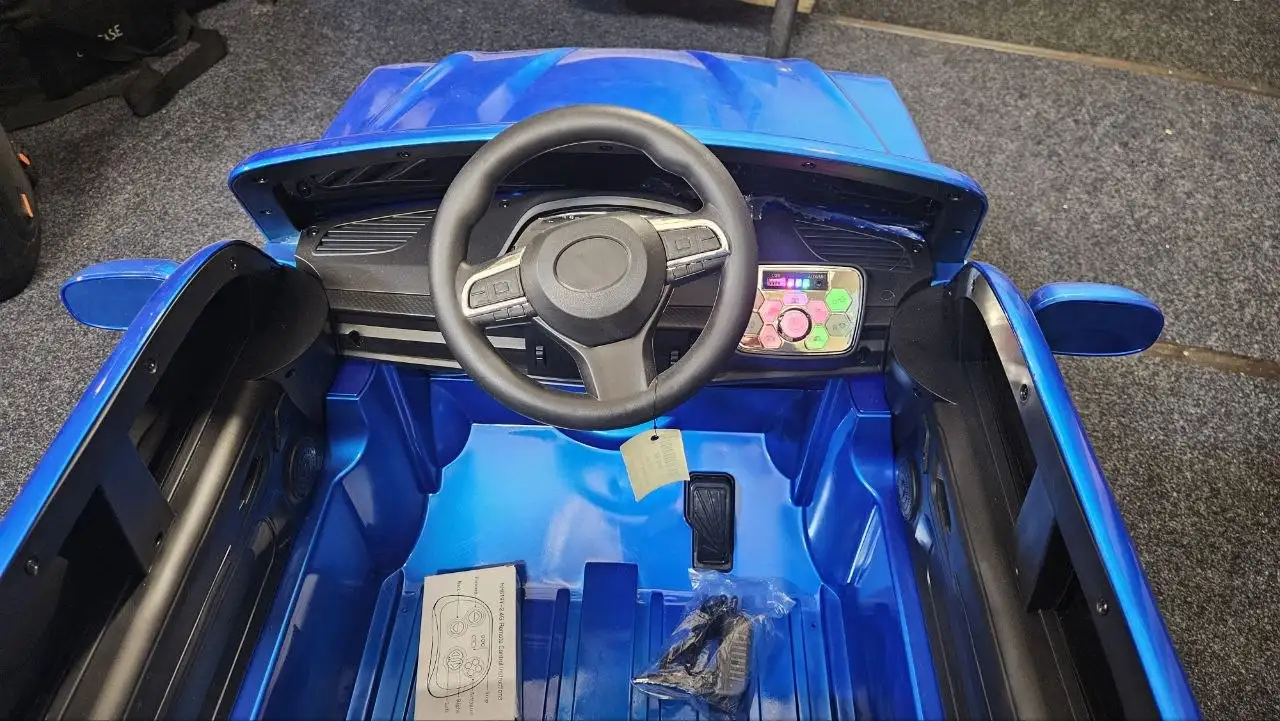 Машина на пульте управления для детей с трещиной на бампере - Игрушки (Товары для детей) в Барнаул