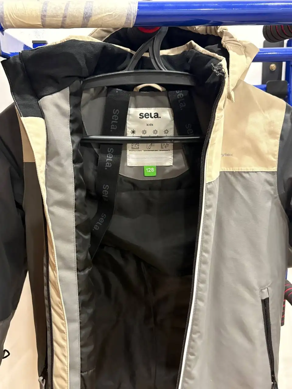 Продам куртку и комбинезон детские размер 128 см - Детская одежда (Одежда) в Барнаул