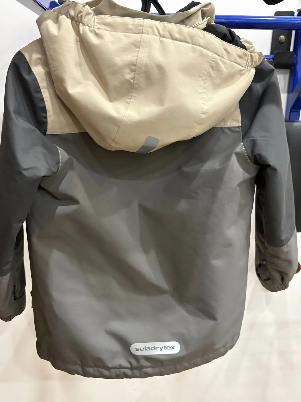 Продам куртку и комбинезон детские размер 128 см - Детская одежда (Одежда) в Барнаул