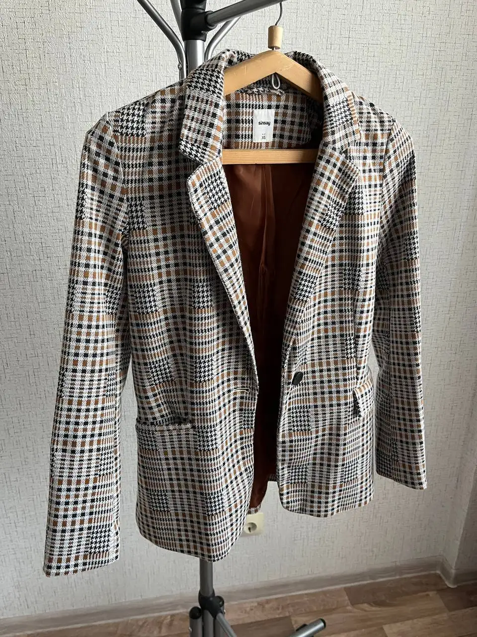 Продажа б/у одежды: велюровые футболки, пиджак Sinsay, платья - Верхняя одежда и платья (Одежда) в Барнаул