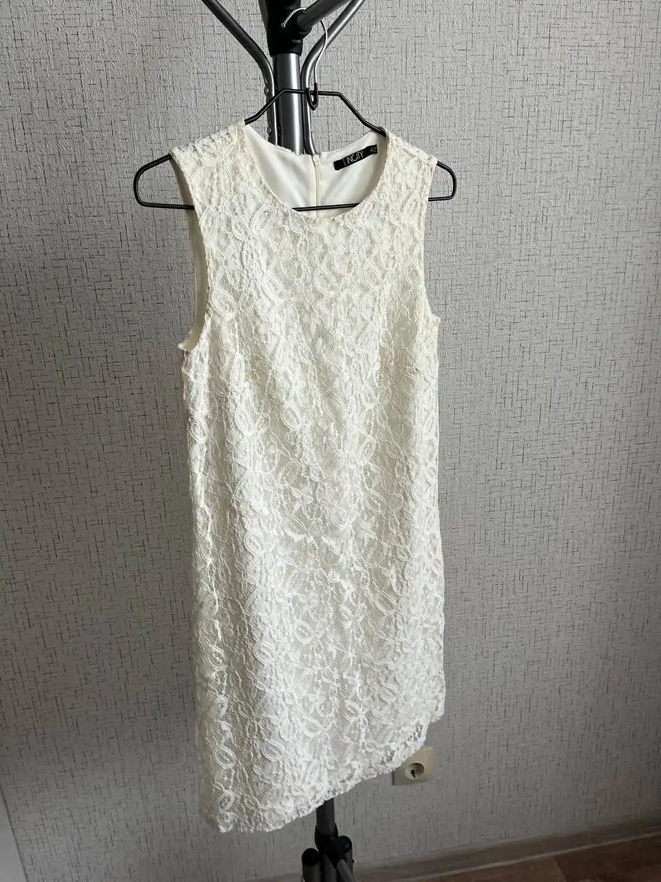 Продажа б/у одежды: велюровые футболки, пиджак Sinsay, платья - Верхняя одежда и платья (Одежда) в Барнаул