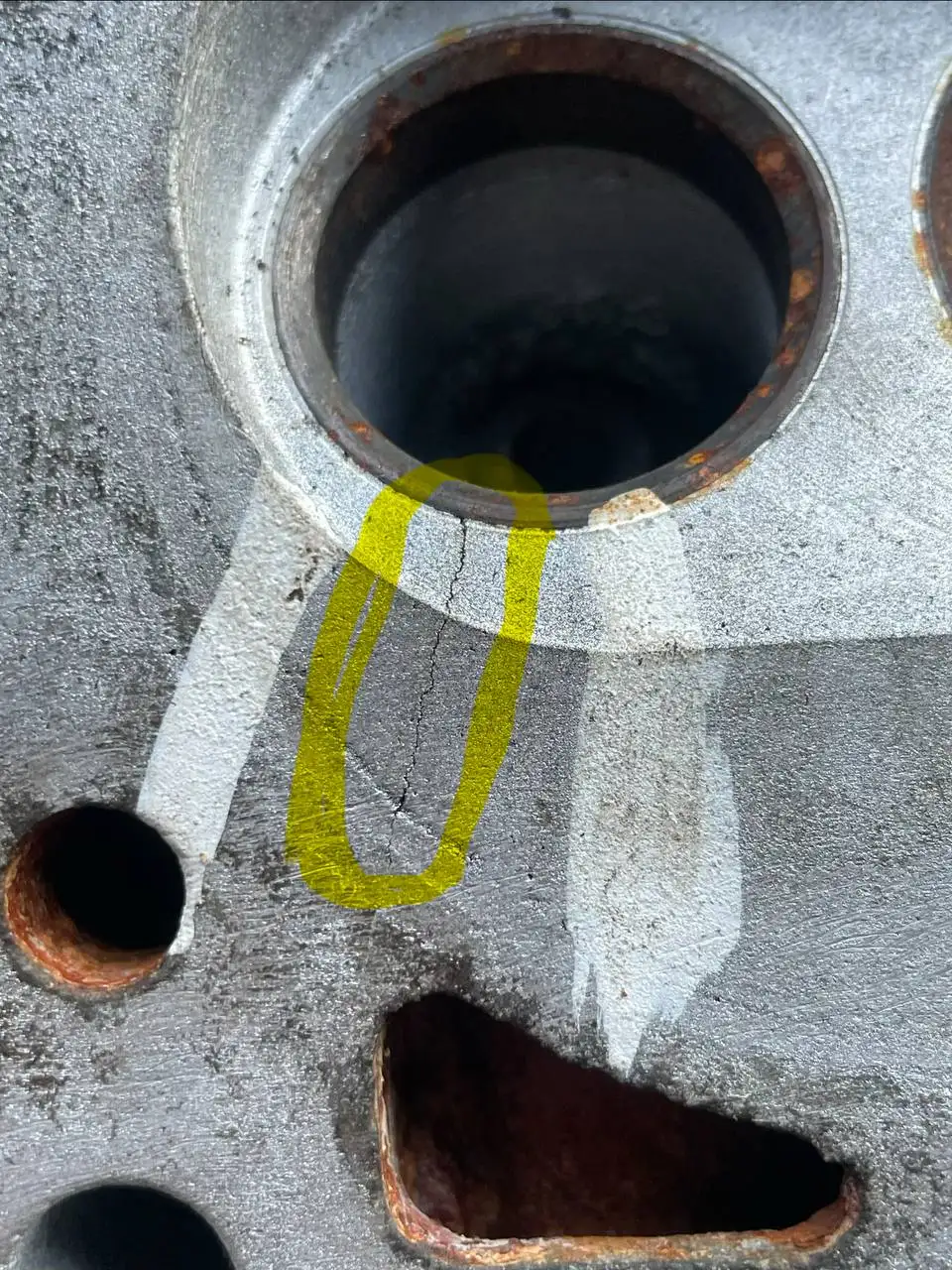 ГБЦ на Шевроле Нива с трещиной - Двигатель (Запчасти) в Барнаул