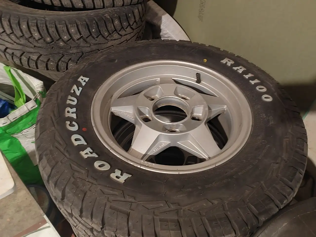 Комплект резина АТ + диски облегченные - Запчасти (Авто) в Барнаул