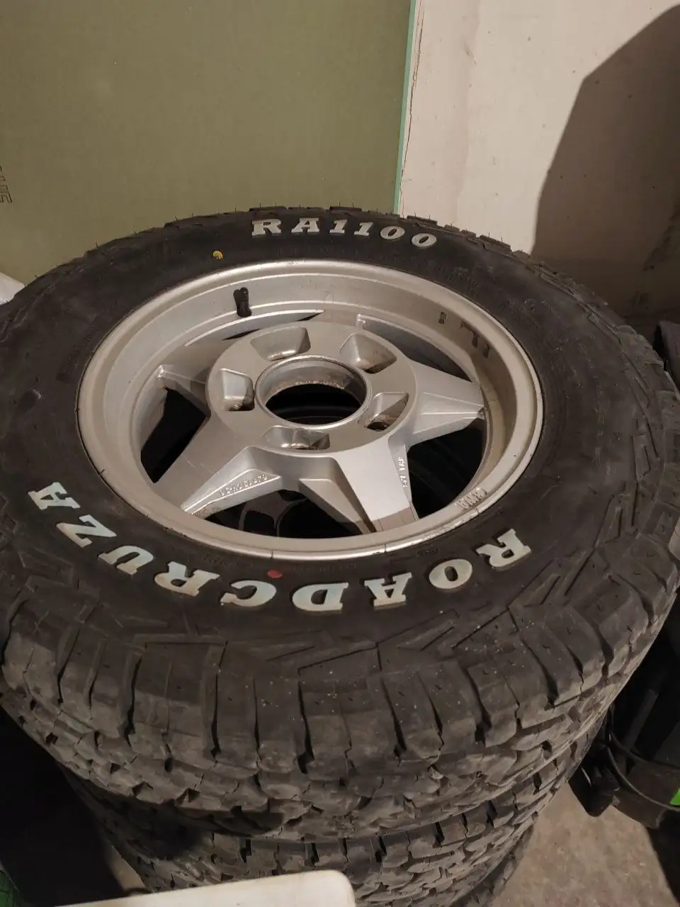 Комплект резина АТ + диски облегченные - Запчасти (Авто) в Барнаул