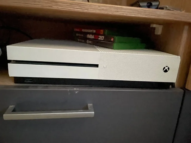 Xbox One S с двумя геймпадами - VR-шлемы в Барнаул
