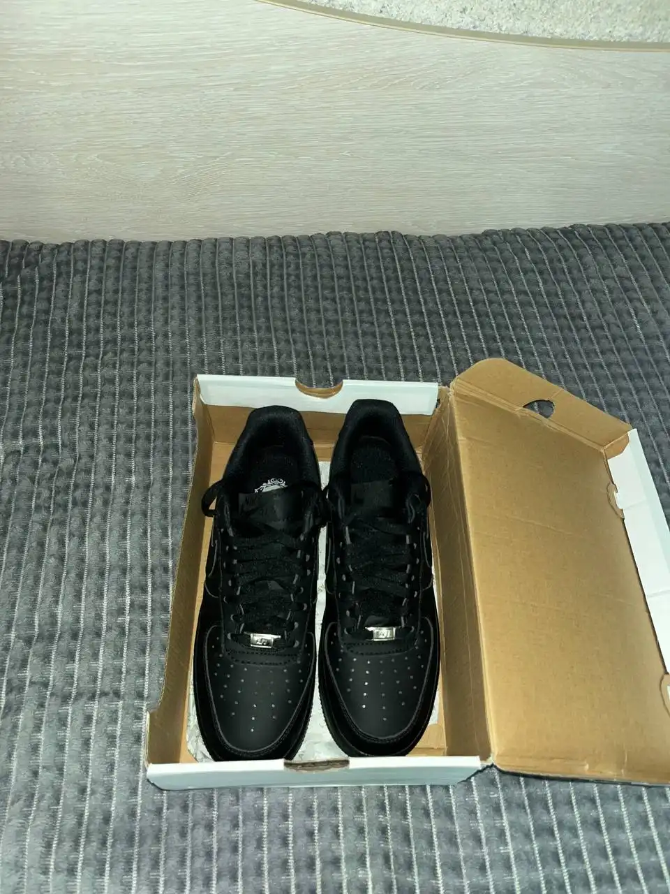 Продажа кроссовок, свитшота и кофты