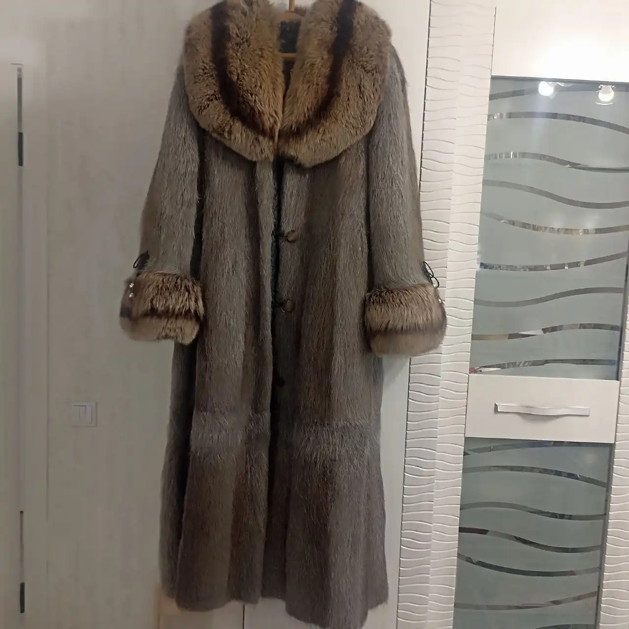 Продам женскую шубу из енота 52-54 размера