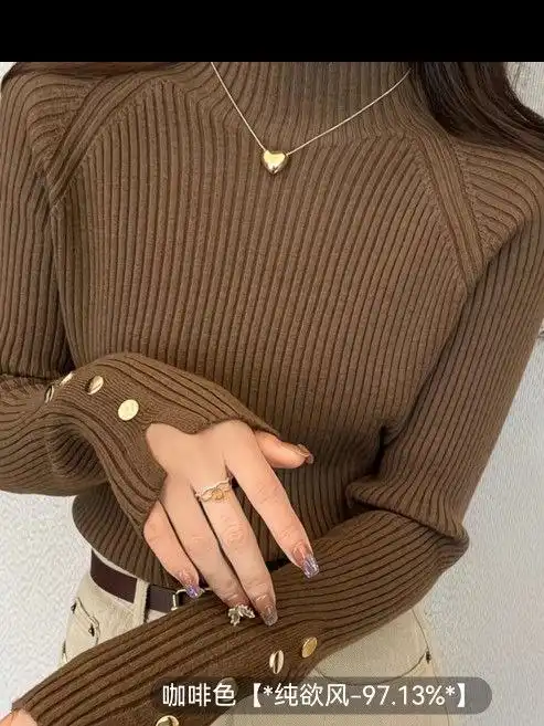 Продажа новых вещей: кофты и гирлянды