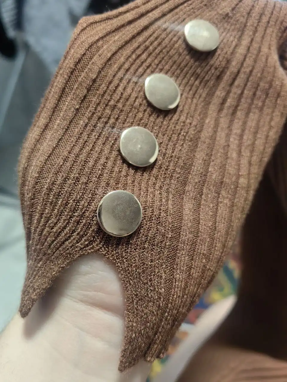 Продажа новых вещей: кофты и гирлянды