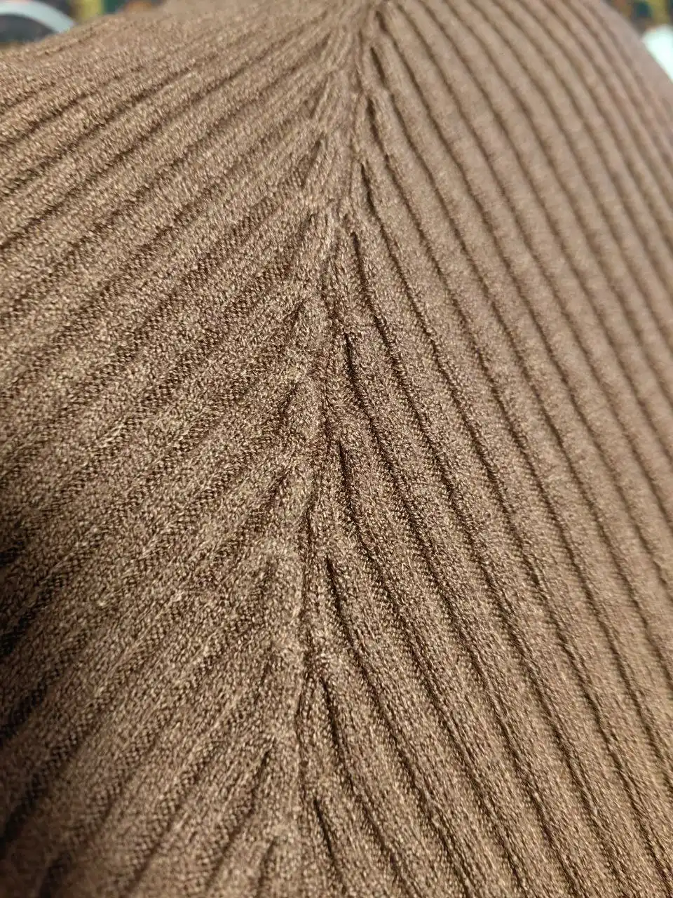 Продажа новых вещей: кофты и гирлянды