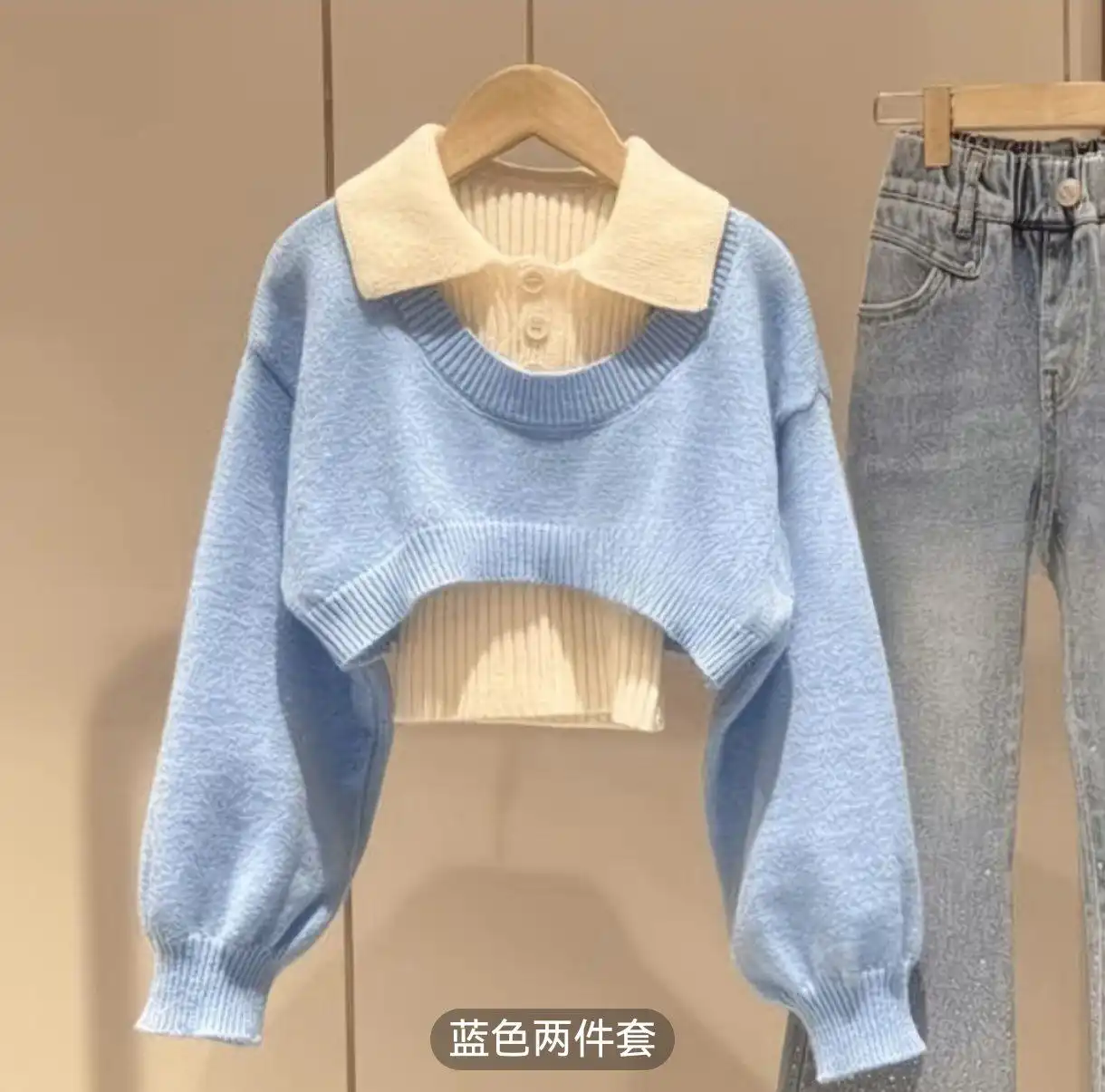 Продажа новых вещей: кофты и гирлянды