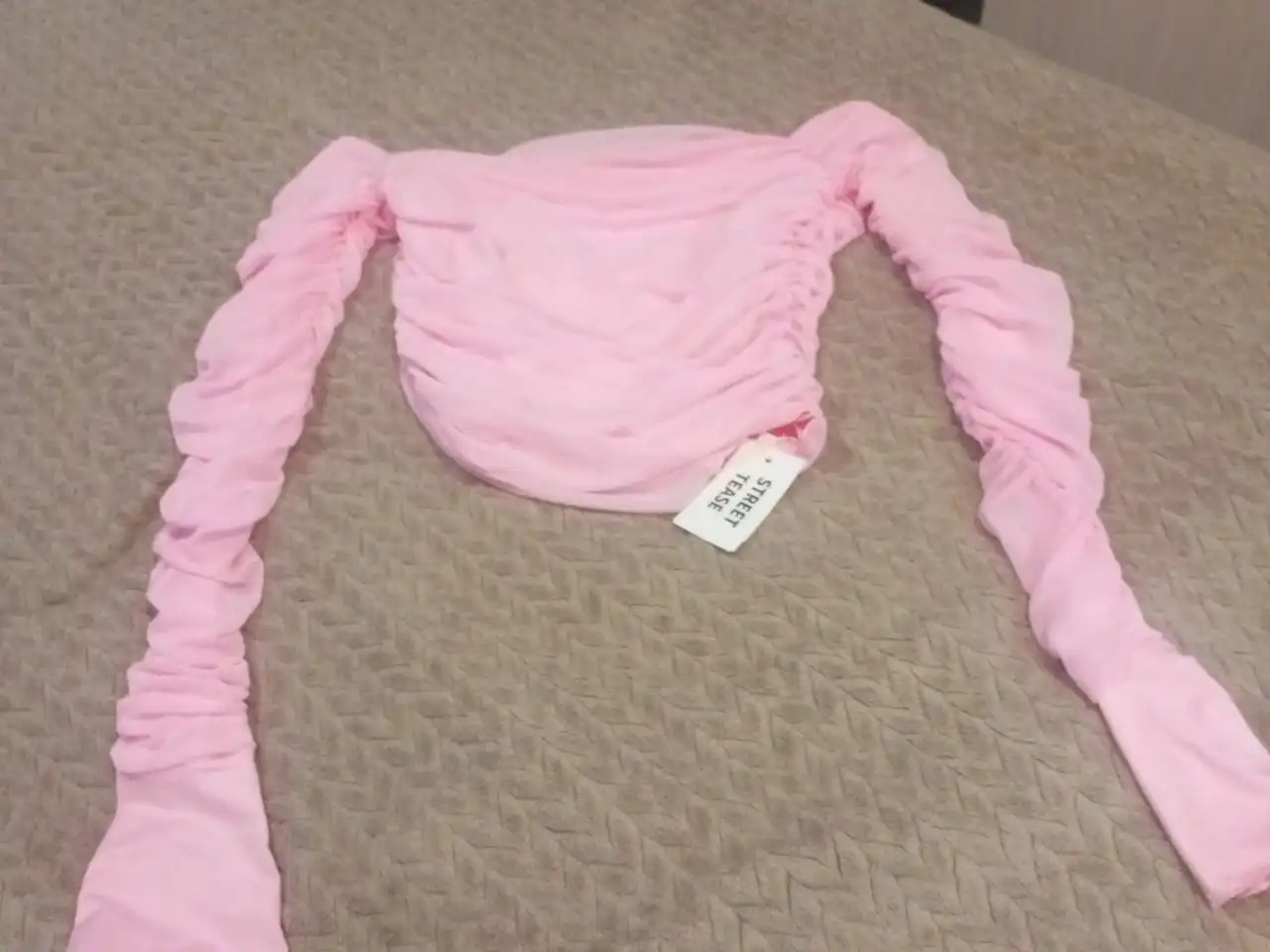 Продажа розовой кофты с открытыми плечами