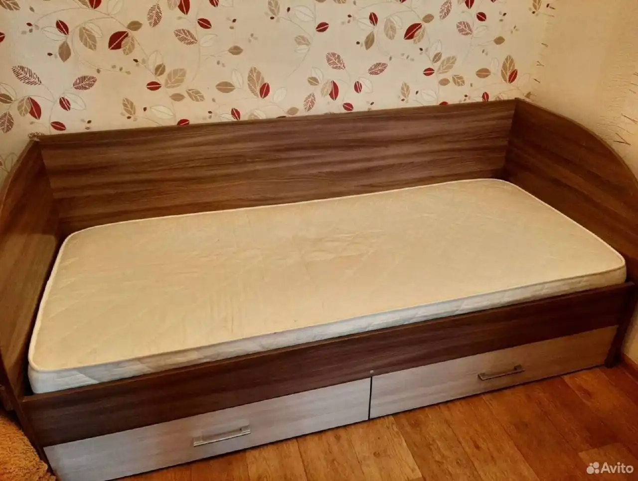 Продам кровать 90 на 180 с ящиками без матраса