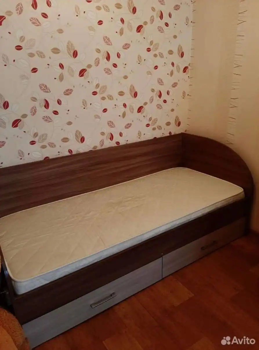 Продам кровать 90 на 180 с ящиками без матраса