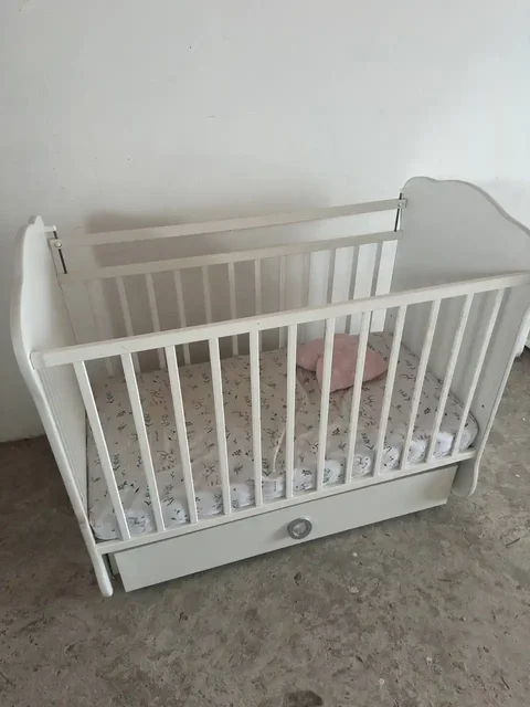 Детская кроватка с маятником и ящиком - Пазлы в Барнаул