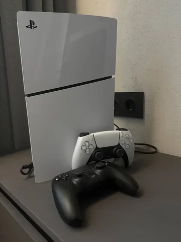 Продажа PlayStation в новом состоянии с подписками и джойстиками - Игровые консоли в Барнаул