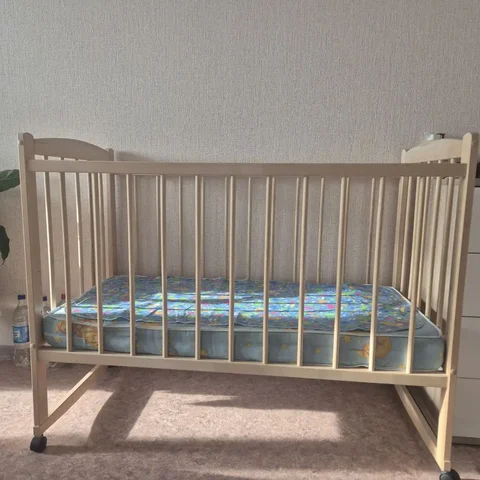 Кроватка б/у с матрасом - Электромобили в Барнаул