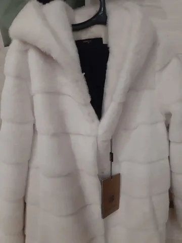 Продажа новой белоснежной шубы 46 размера - Вечерняя одежда в Барнаул