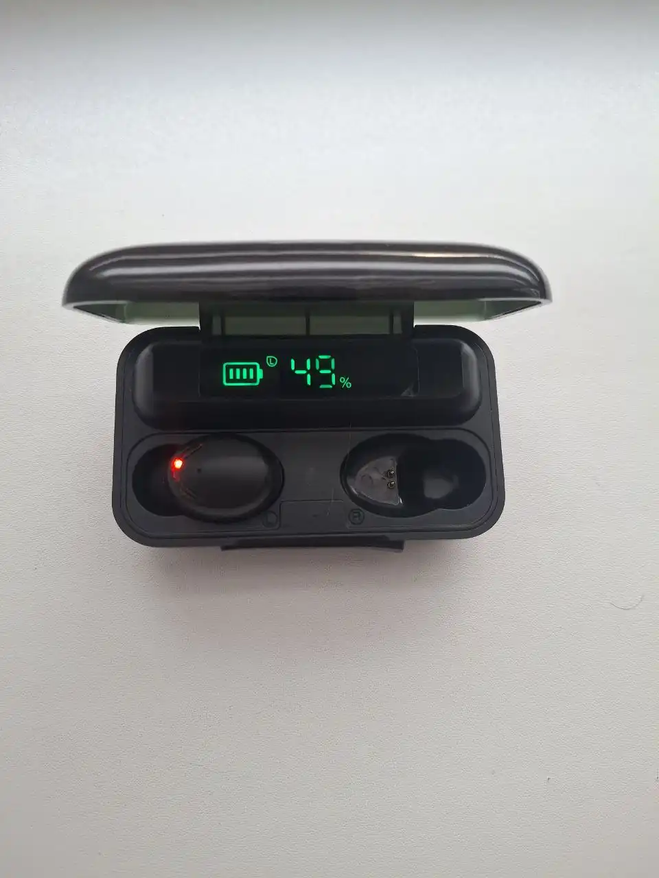 Продажа зарядного футляра для беспроводных наушников - Аудиотехника (Электроника) в Барнаул