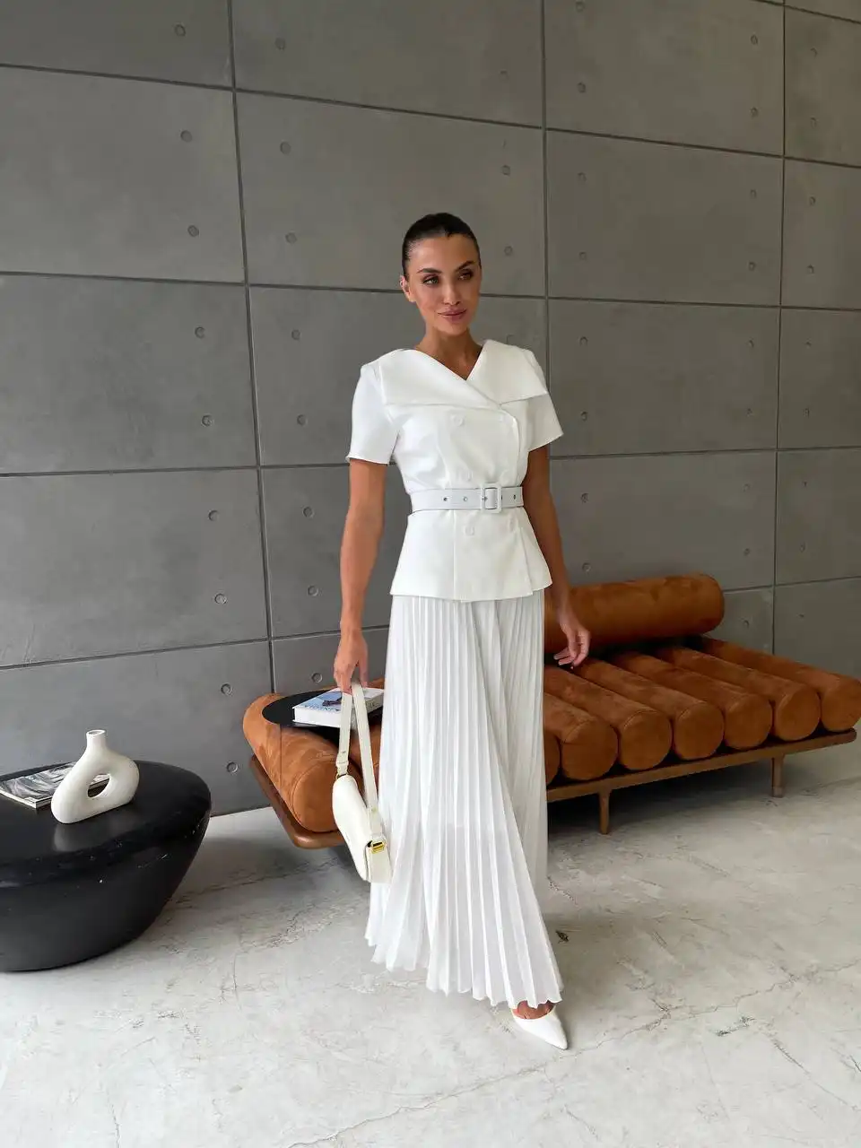 Элегантный женский костюм новый, размер 42/44, молочный/белый цвет - Женская одежда (Одежда) в Барнаул