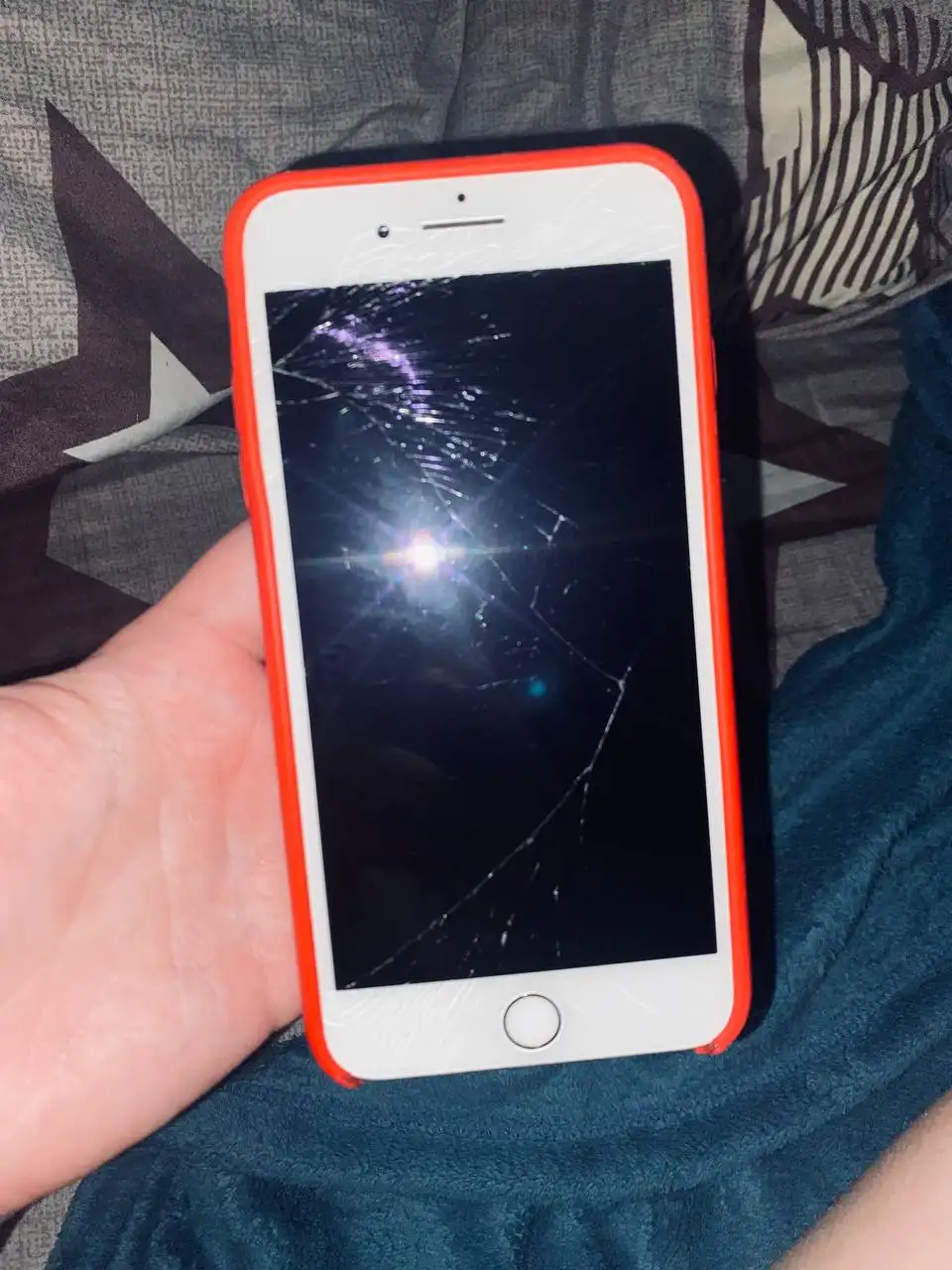 Телефон рабочий с разбитым экраном и залипшей кнопкой - Мобильные телефоны и смартфоны (Электроника) в Барнаул