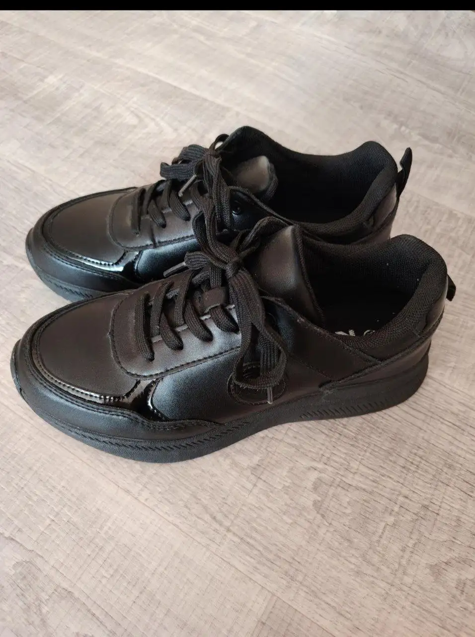 Джинсы 25 размер и кроссовки 36 размер - Одежда в Барнаул