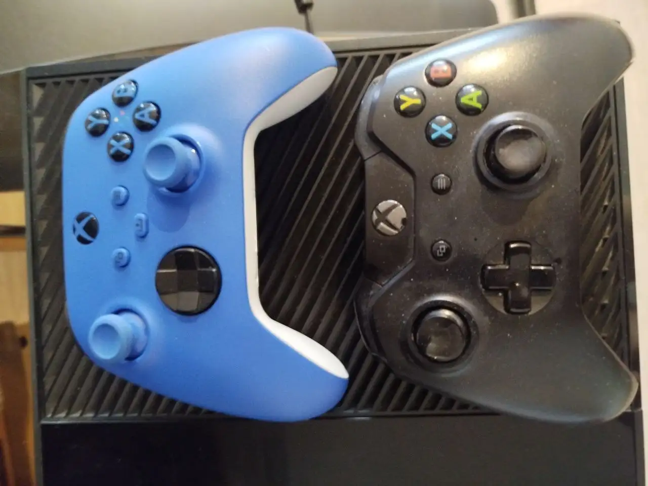 Продажа Xbox ONE 500 gb с аксессуарами - Игровые приставки (Электроника) в Ульяновск