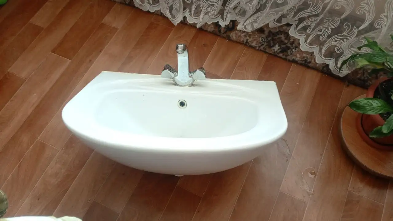 Продам раковину со смесителем - Сантехника (Для дома и дачи) в Ульяновск