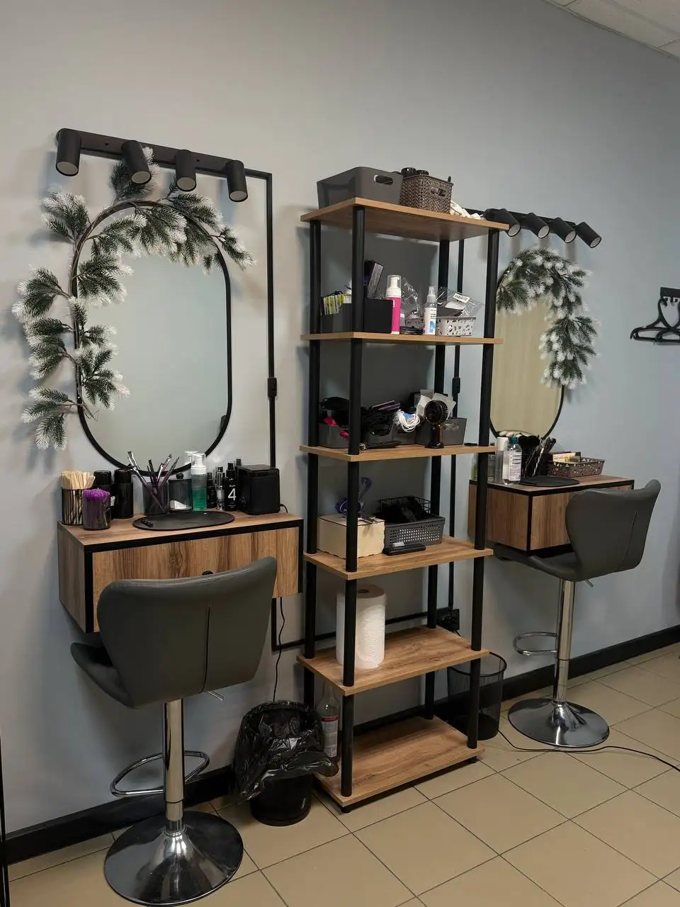 Мебель для визажных зон с зеркалами, стульями и тумбами - Мебель (Барахолка) в Ульяновск