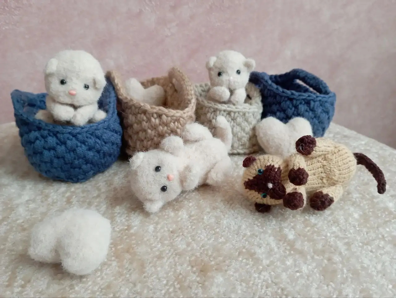 Вязаные игрушки: котенок и щенок в корзинке - Рукоделие (Хобби и отдых) в Ульяновск